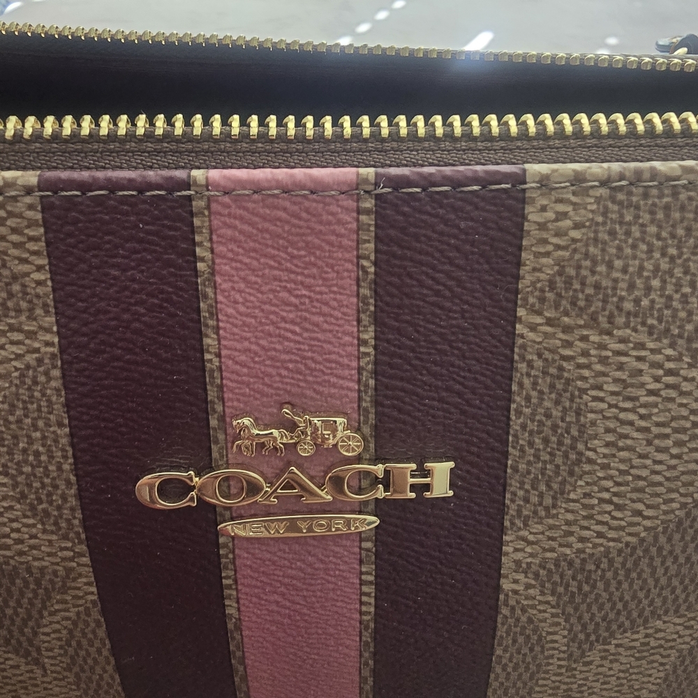 ❗️❗️SOLD❗️❗️COACH Gallery Tote In Signature Canvas - Picture 8 of 8
